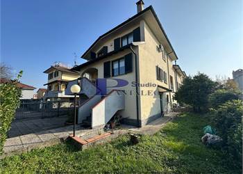 VILLA A SCHIERA UNIFAMILIARE